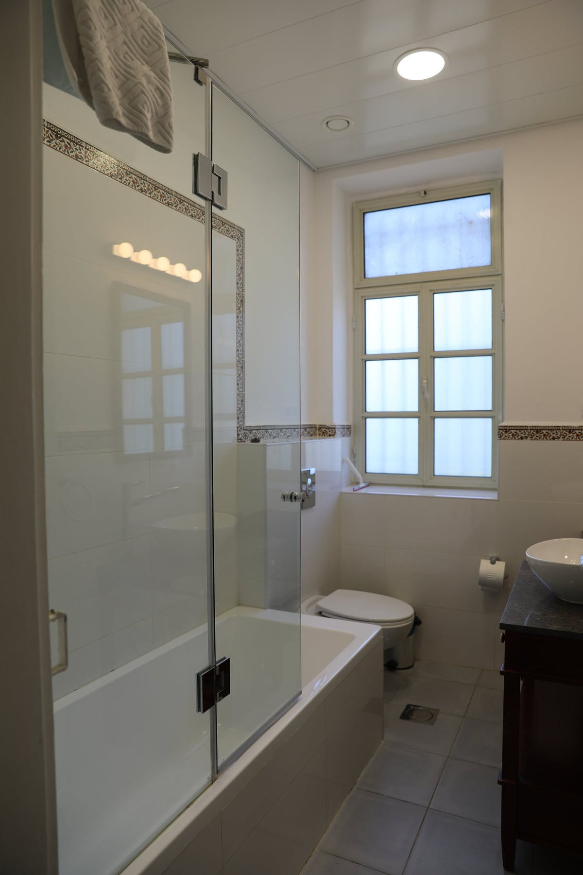 Balcony Apartment (4 Person Max Occupancy)