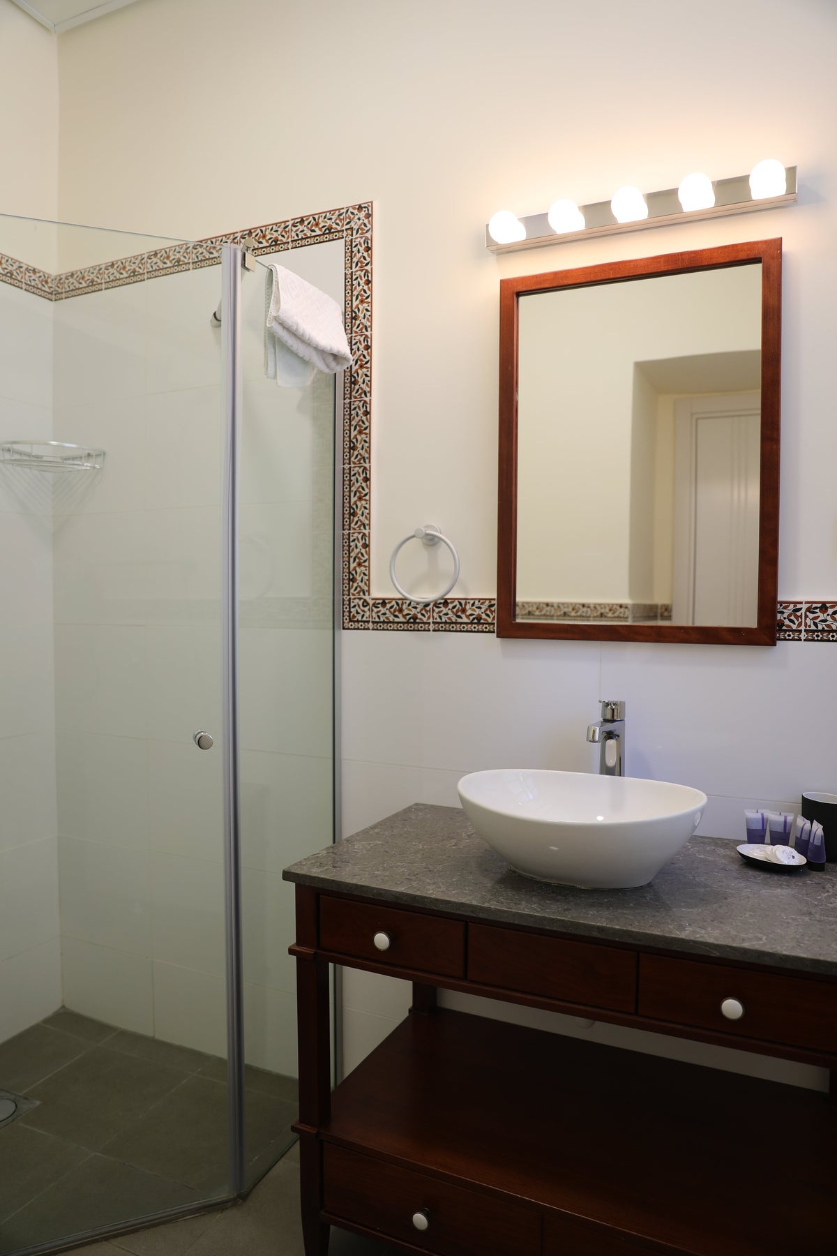 Room 11 - Double Room with Ensuite Bathroom