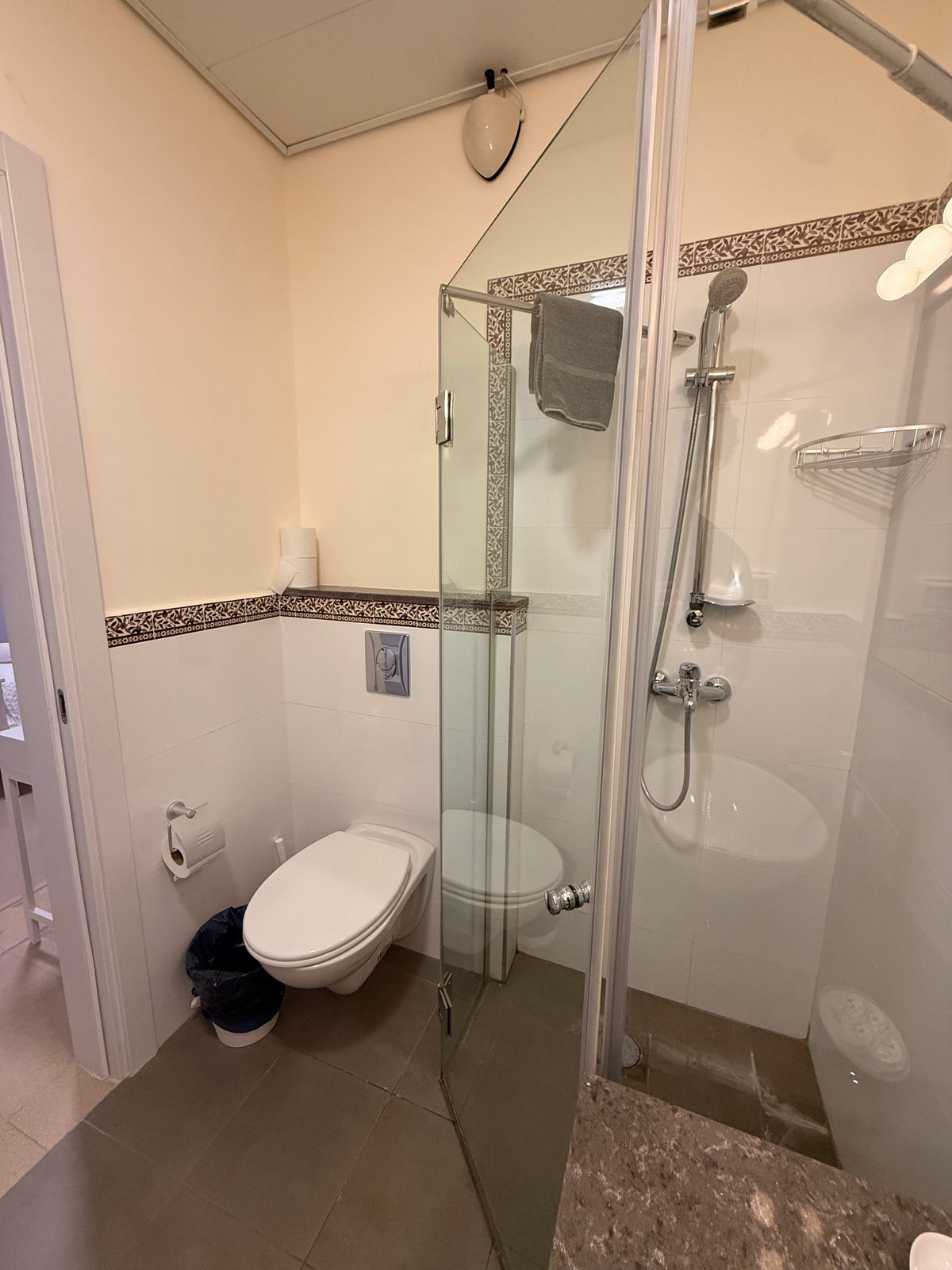 Room 5 - Single Room with Ensuite Bathroom