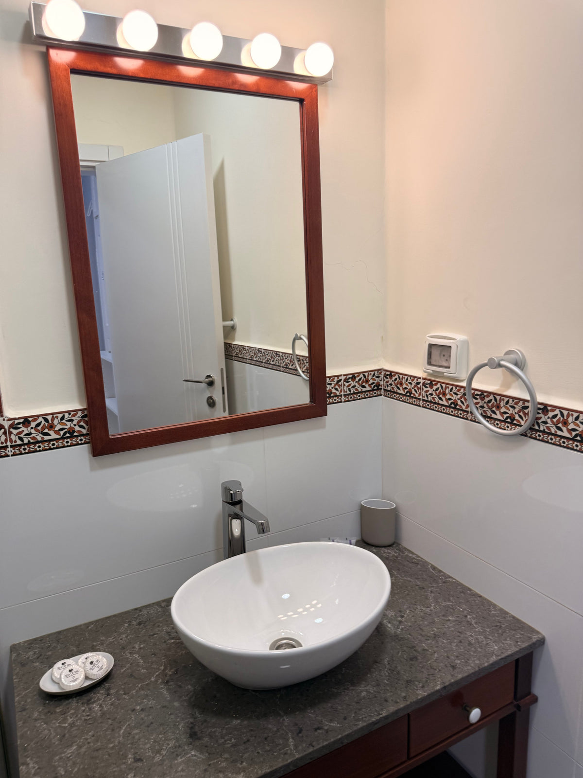 Room 5 - Single Room with Ensuite Bathroom