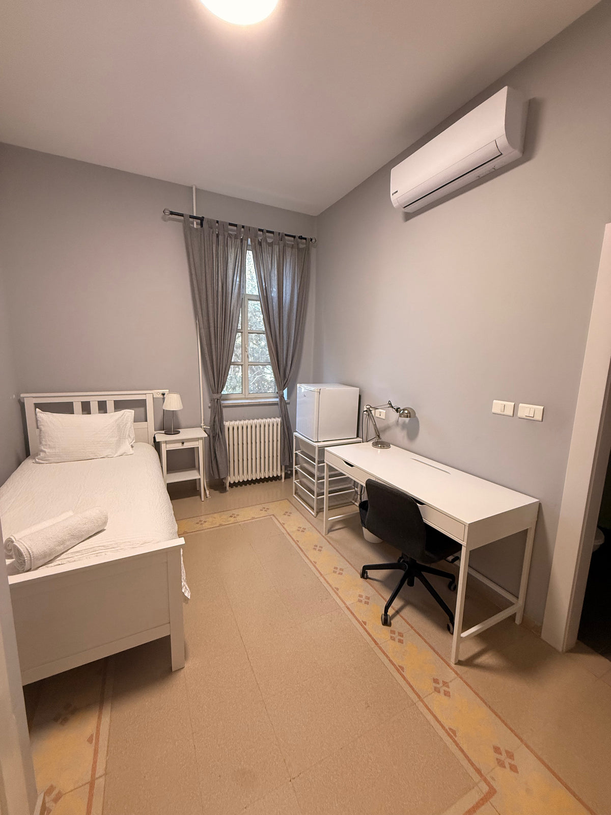 Room 5 - Single Room with Ensuite Bathroom