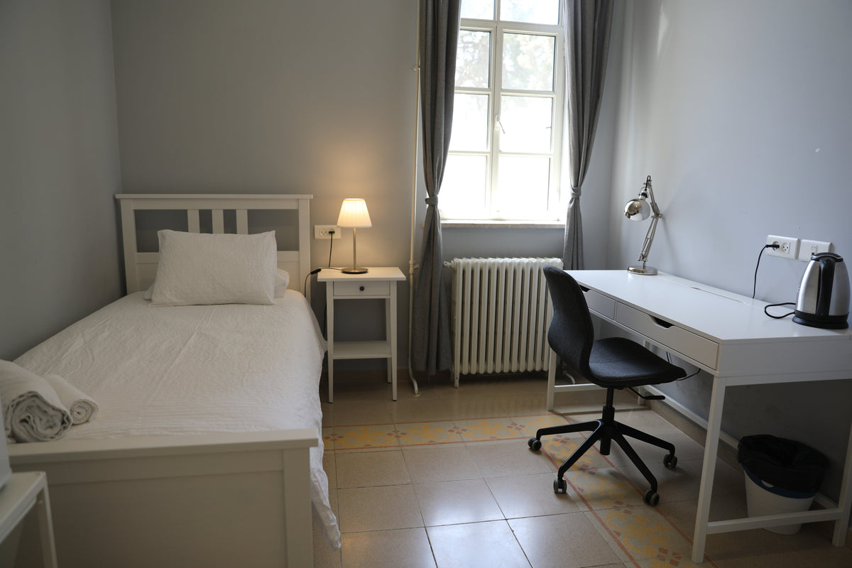 Room 6 - Single Room with Ensuite Bathroom