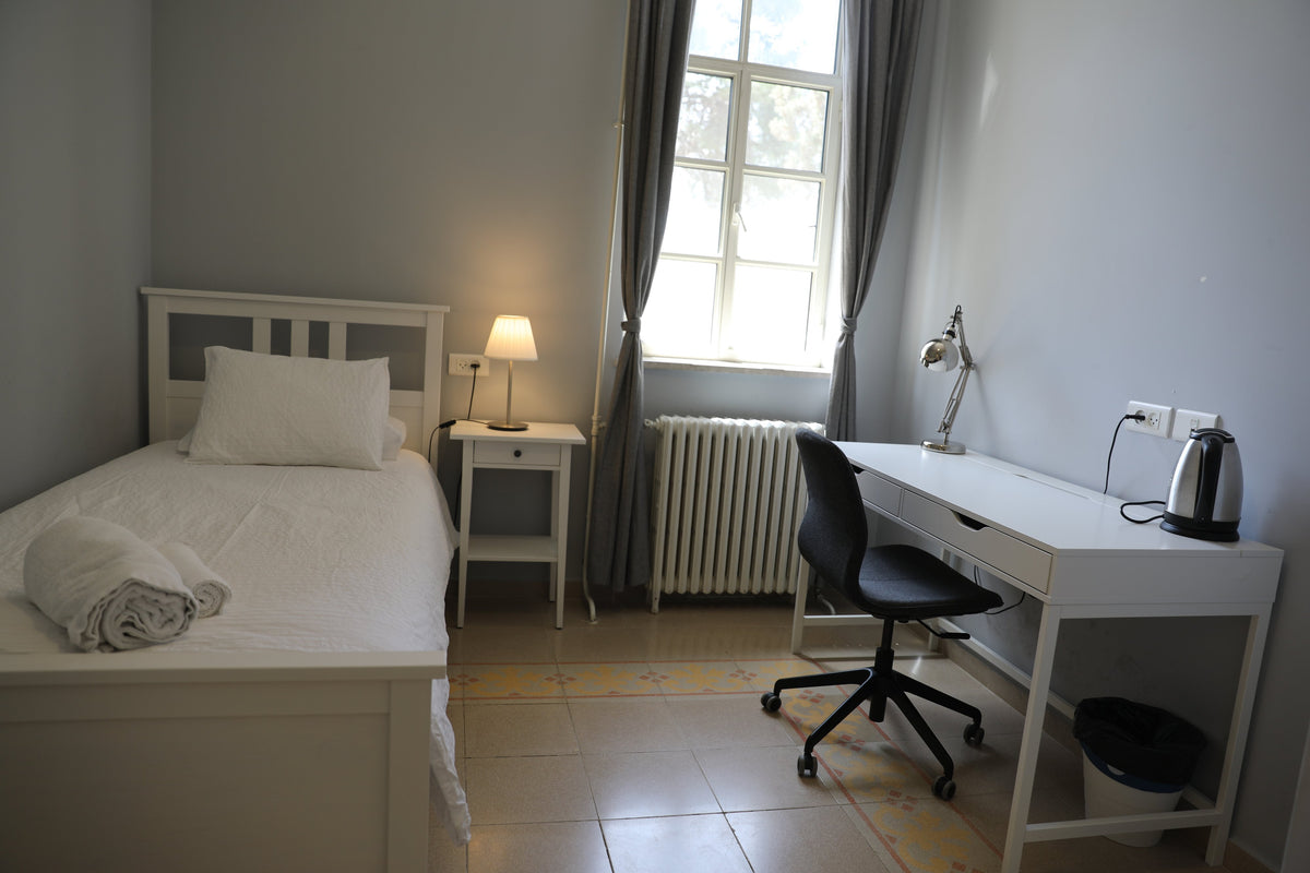 Room 6 - Single Room with Ensuite Bathroom