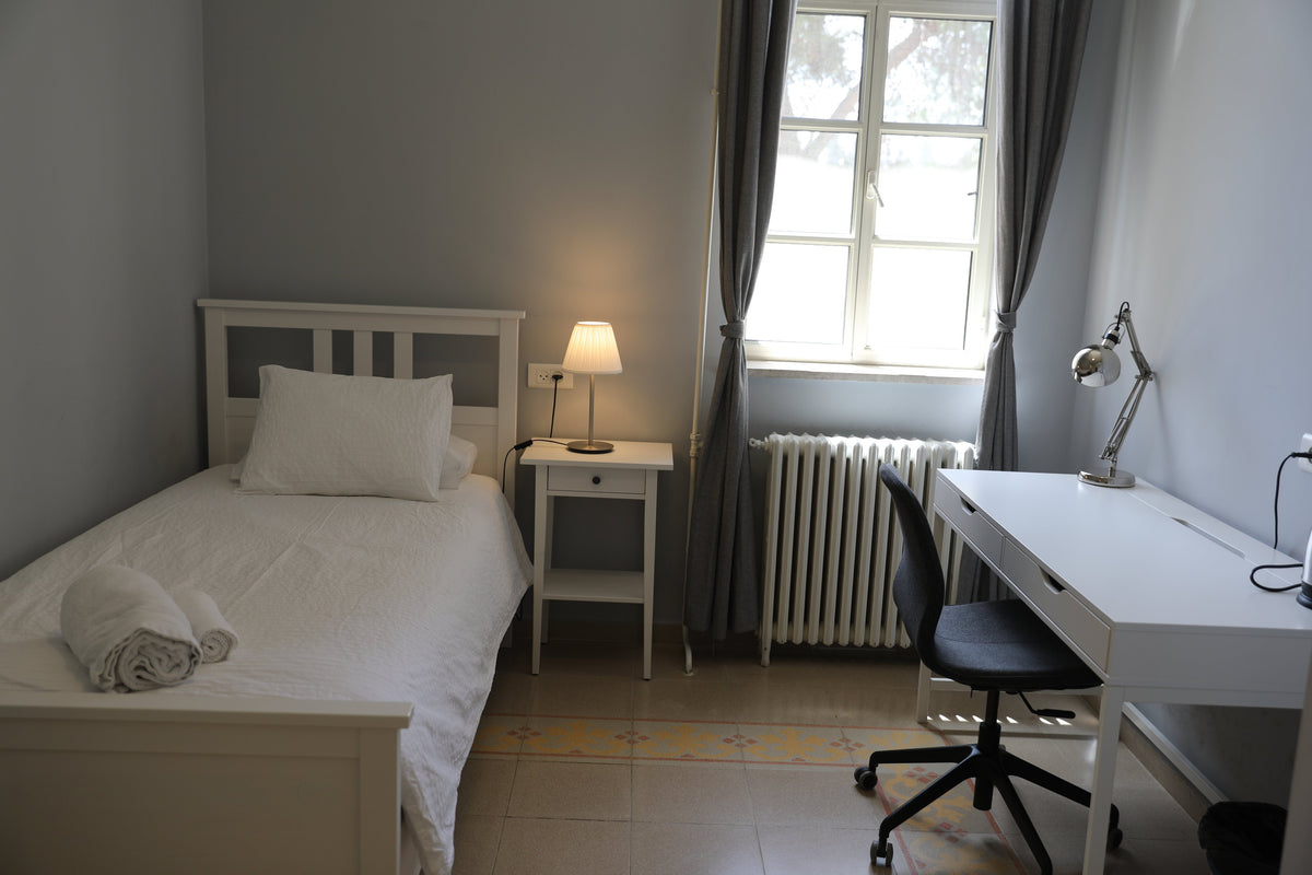 Room 6 - Single Room with Ensuite Bathroom